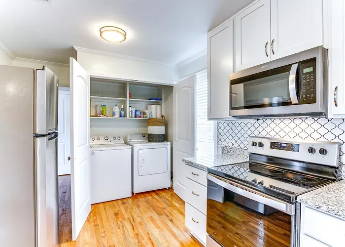 W/ Covered Patio: 1 Mi To Downtown! Holiday home