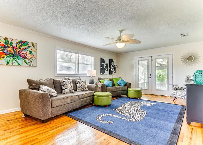 Holiday home W/ Covered Patio: 1 Mi To Downtown! Pensacola