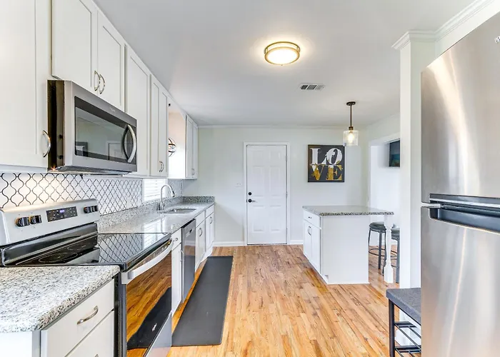 Holiday home W/ Covered Patio: 1 Mi To Downtown! *