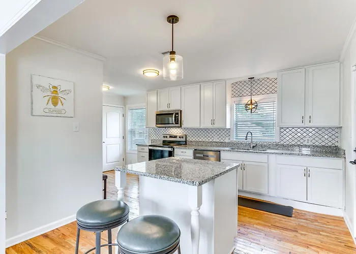 W/ Covered Patio: 1 Mi To Downtown!