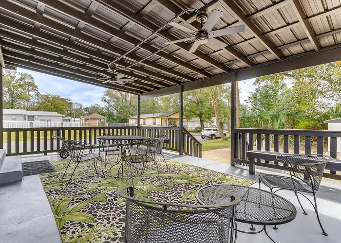 Holiday home W/ Covered Patio: 1 Mi To Downtown! *