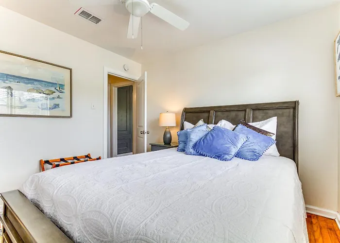W/ Covered Patio: 1 Mi To Downtown! Holiday home