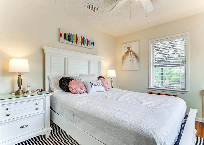 Holiday home W/ Covered Patio: 1 Mi To Downtown! *