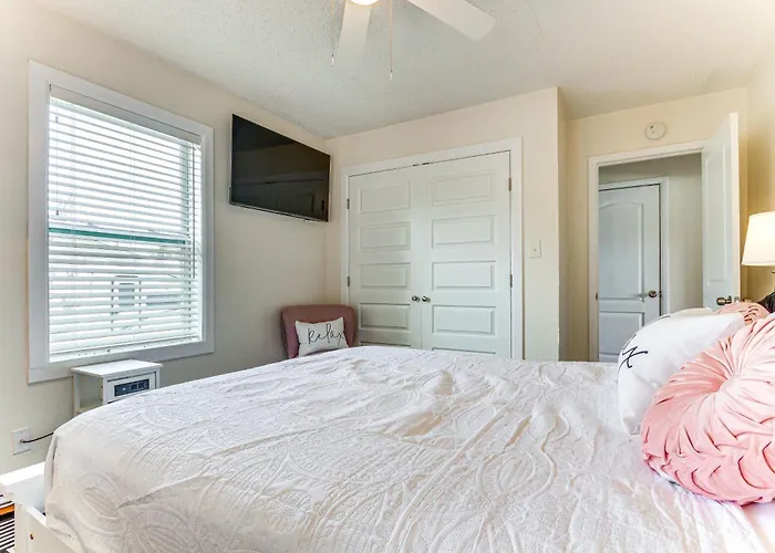 Holiday home W/ Covered Patio: 1 Mi To Downtown! *