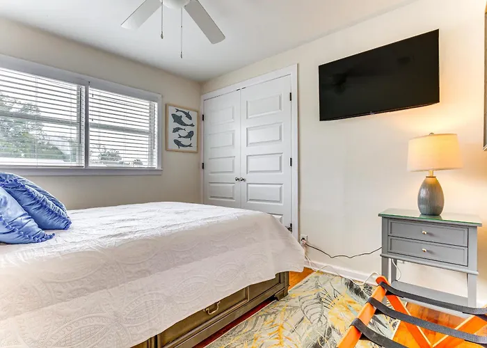 W/ Covered Patio: 1 Mi To Downtown! Holiday home