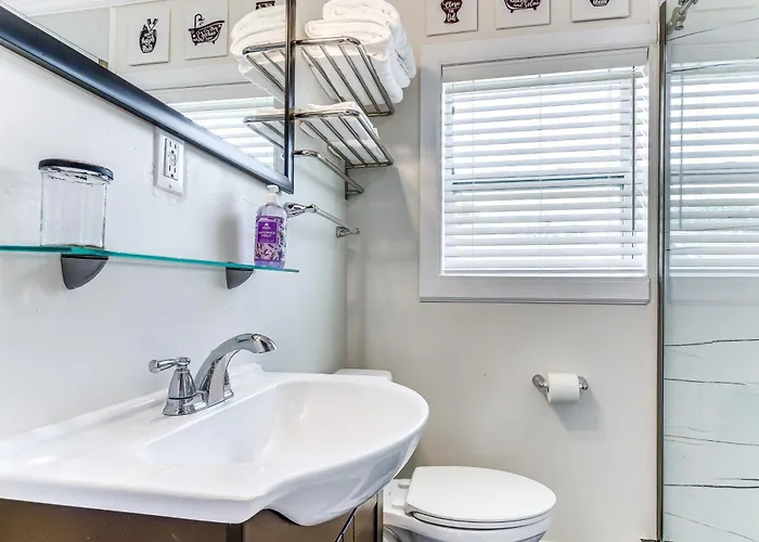 Holiday home W/ Covered Patio: 1 Mi To Downtown! *
