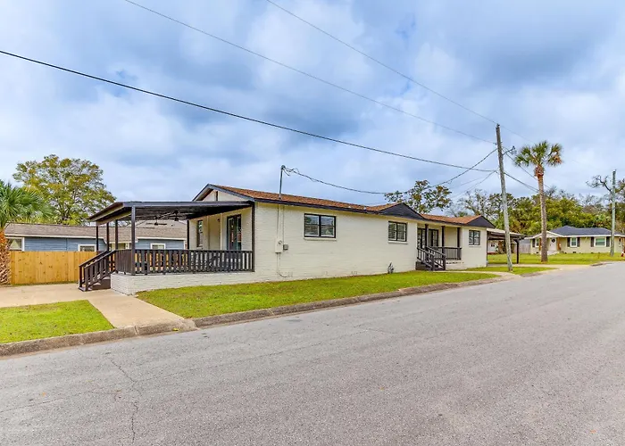 Holiday home W/ Covered Patio: 1 Mi To Downtown! Pensacola