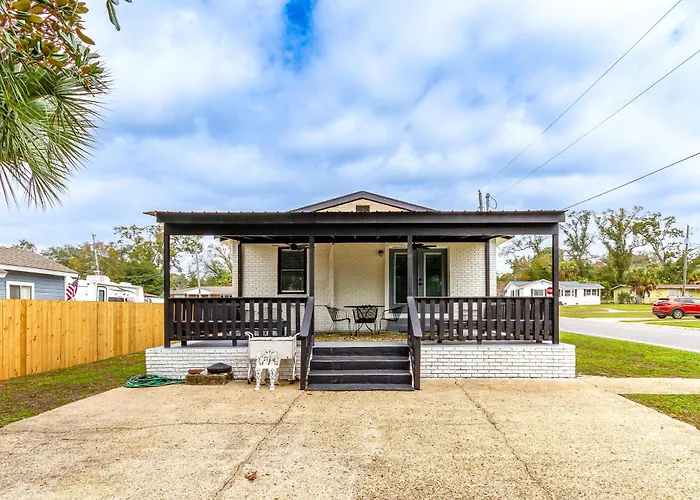 W/ Covered Patio: 1 Mi To Downtown! Holiday home *