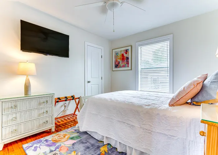 W/ Covered Patio: 1 Mi To Downtown! Holiday home