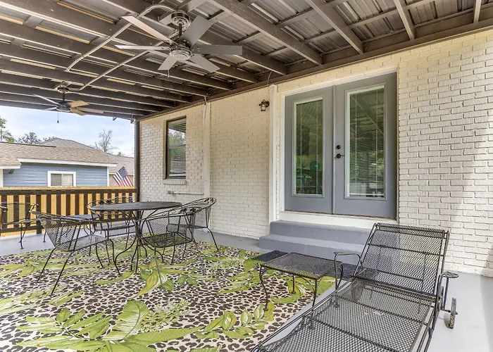 Holiday home W/ Covered Patio: 1 Mi To Downtown! *